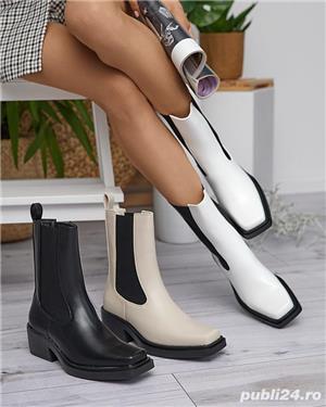 Cizme   ciocate crem, cu varf si toc patrat, mar.40