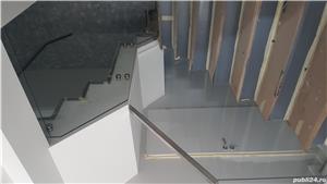 Balustradă cu sticlă securizată asamblată în conectori