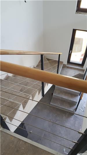 Balustradă cu cabluri și cu mână curentă din lemn masiv lacuită