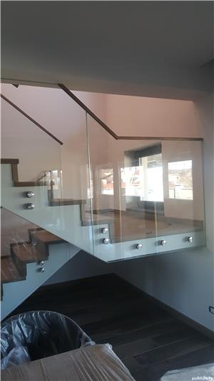 Balustradă din sticlă cu mână curentă din lemn masiv lăcuită