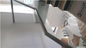 Balustradă din sticlă securizată cu mână curentă din inox și profil pătrat