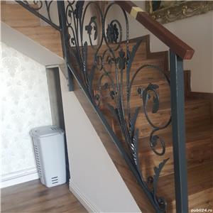Balustradă din fier forjat cu mână curentă din lemn masiv lacuită