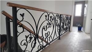 Balustradă din fier forjat cu mână curentă din lemn masiv lăcuită cu elemente din fier forjat