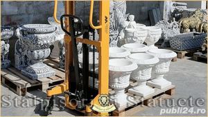 Decorațiuni de grădină, din ciment alb și dioxid de titan.