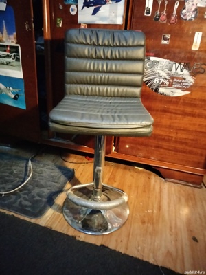 scaun de bar în stare bună de funcționare 