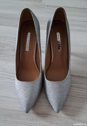 Vând pantofi eleganți cu toc