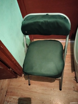 ca un pliant din metal tapițat