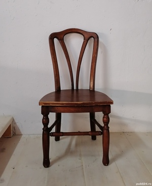 Scaun foarte vechi din lemn masiv de stejar