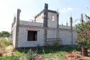 casa construcție cu facilități în fata  casei