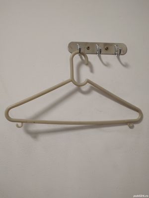 Vând 100 umerașe din sârmă, plastic și din lemn