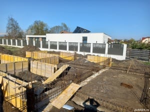 Case la rosu si din lemn