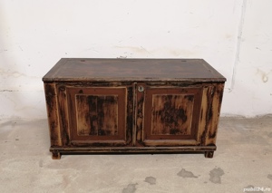 Cufar foarte vechi din lemn masiv