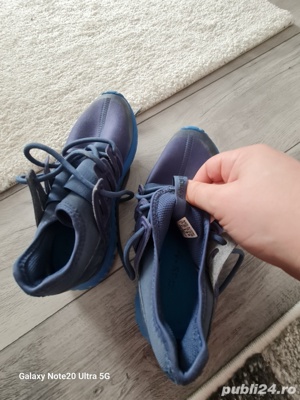 Vând adidasi ADIDAS Originali noi 90 eur