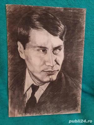Portret în cărbune, pe carton. Este din perioada interbelică. Dimensiune 25 36 centimetrii.