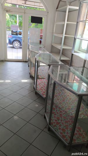 Rafturi și vitrine comerciale pentru expunere magazin