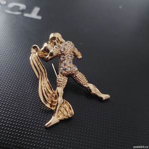 Brosa folosita,brosa zodia varsator ,metal auriu cu pietre - imagine 6