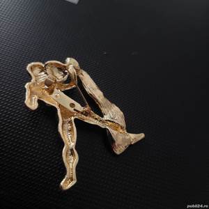 Brosa folosita,brosa zodia varsator ,metal auriu cu pietre - imagine 2