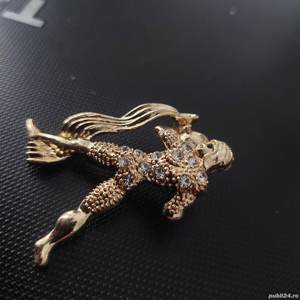 Brosa folosita,brosa zodia varsator ,metal auriu cu pietre - imagine 3