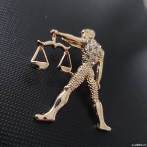 Brosa folosita,brosa zodia balanta,metal auriu cu pietre