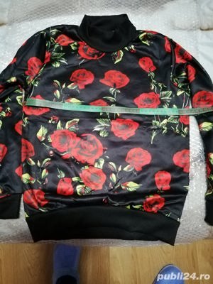 Bluza neagra cu trandafiri, deosebita 