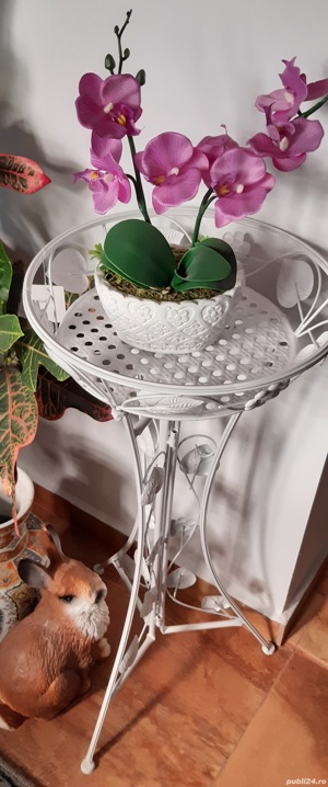 Suport ghiveci alb din metal cu frunze si flori