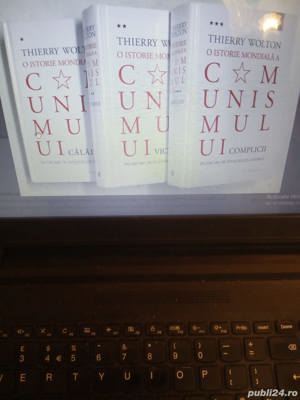 Vand  carti despre  istoria comunismului