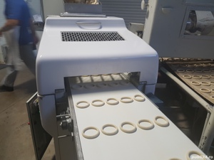 Masini de covrigi , fierbatoare si cuptoare tunel industriale covrigi