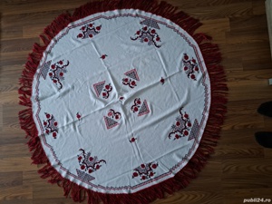 Vand fata de masa cu motive traditionale, cu diametrul de 150 cm