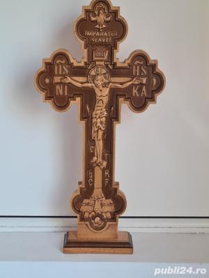 Cruce Lemn Masiv cu Postament Relief 3 D