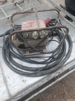 Vibrator de beton 220 si 380V (in prezent este legat la 380V) cu doua iesiri, se pot folosi 2 lance 