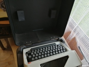 Casa și gradina, vând damigene sticla 50 litri, 2masini de scris.  - imagine 4