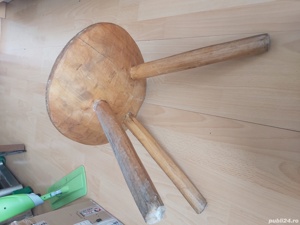 Scaun lemn cu trei picioare - imagine 2