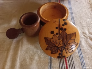 Spărgător de nuci, alune si caseta cu capac, din lemn