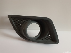 Grilă proiector ceață dreapta originală 6S61-19952-BCW FORD Fiesta MK5 2002-2008 - imagine 2
