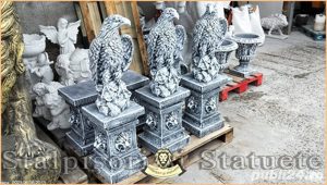 Statuetă leu, vultur, soclu, gri antichizat.