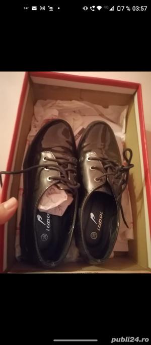 pantofi negri de băieți 