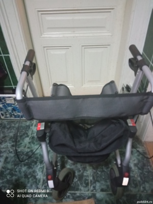 vând cărucior, rolator ajutător mers,scaun special pentru persoane cu invaliditate  - imagine 2