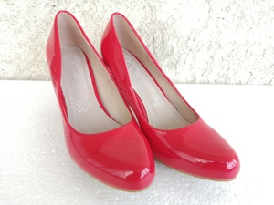 Vand pantofi dama, cu toc, din piele lacuita, culoare rosie, masura 38.