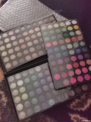 Vând ghete piele și palete de makeup 