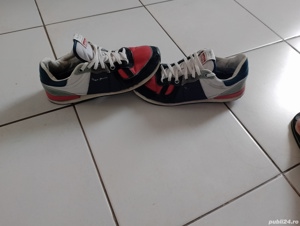 Vând adidași Pepe Jeans,purtati in stare bună,,mici urme de purtare