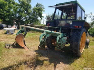 Vând plug românesc pe șină cu trei brăzdare.