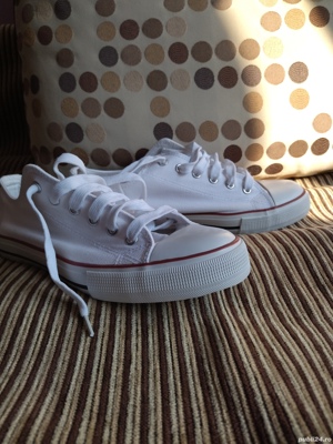 Tenisi albi numarul 41, marca Victory