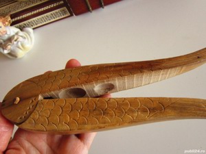 Peste Cleste vintage pt spart alune si nuci -fabricat manual din lemn