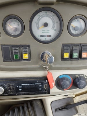 Vând buldoexcavator Komatsu wb 97 r2  - imagine 6