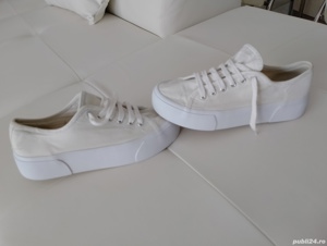 Vând tenesi sport H&M  purtați,in stare buna,, produs de calitate.