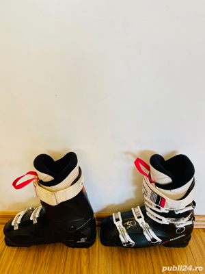 Clăpari, ochelari, bețe și cască ski