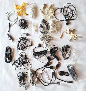lot de căști pentru telefon mobil și diverse cabluri incarcare&date