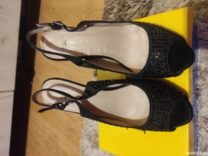 Sandale de ocazie 30 lei perechea