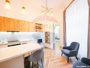 Apartament cu 3 camere de vânzare în ”Casa cu LEI” , Ultracentral - imagine 3