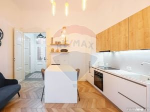 Apartament cu 3 camere de vânzare în ”Casa cu LEI” , Ultracentral - imagine 1